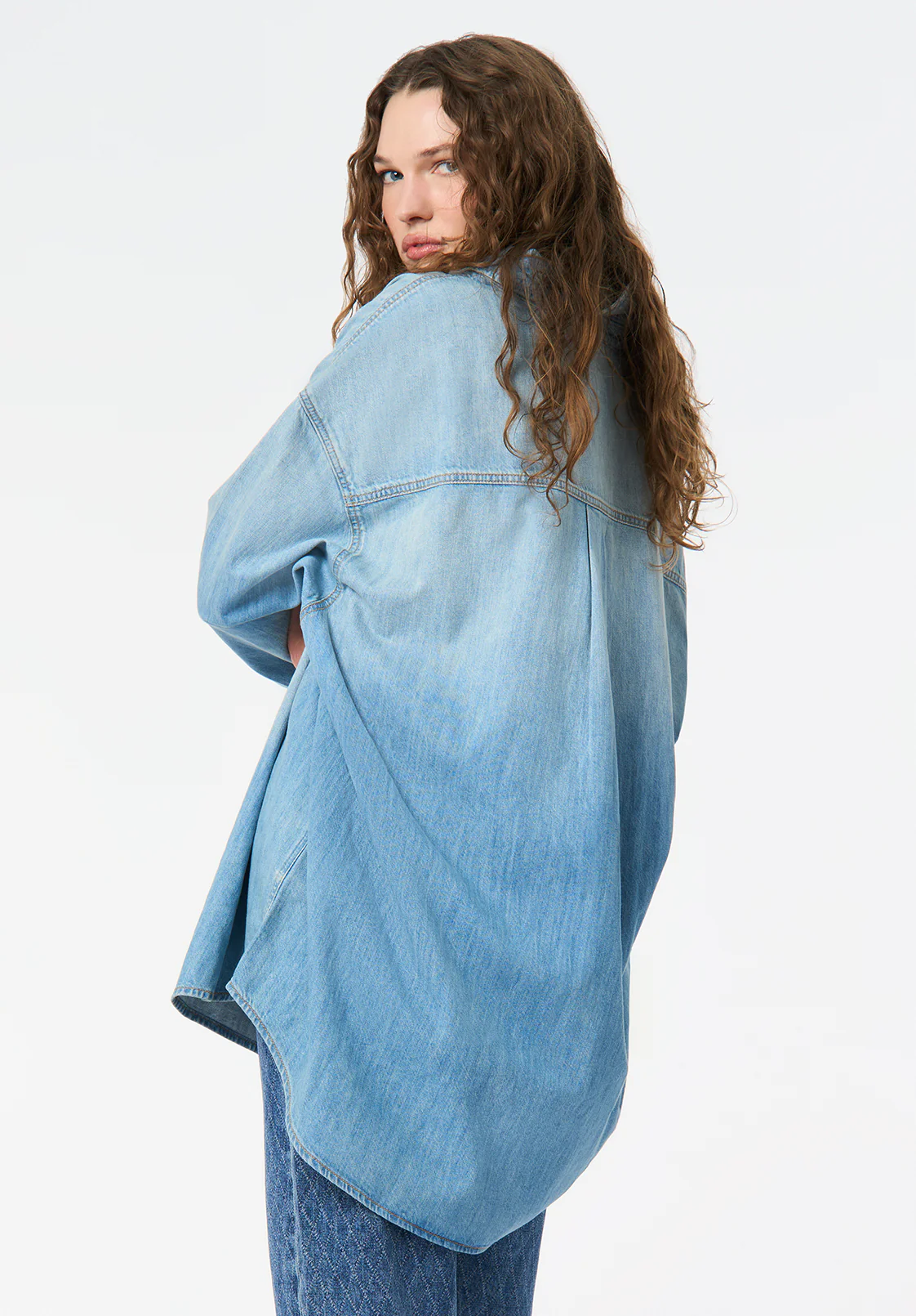 Safiya Oversized Women's Lightweight Denim Shirt, Light Blue - BL16114 - Image 4
